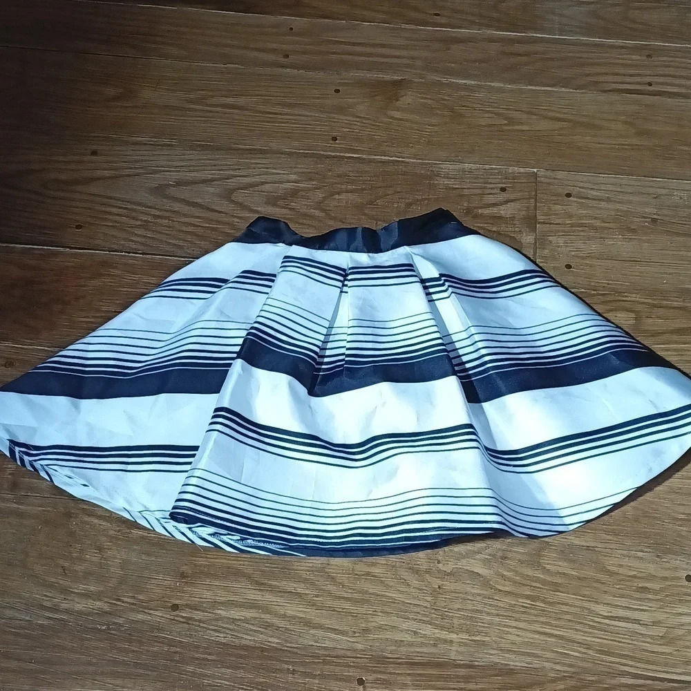 Black & White Striped Fit-and-Flare Skirt • Flowy A-Line • Boutique-Style Sz 7 - Picture 4 of 5